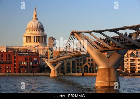 La Cathédrale St Paul et Millennium Bridge vu de Southwark à Londres, Angleterre Banque D'Images