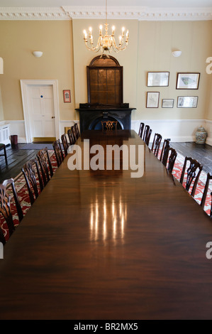 Longtemps, l'ancienne table à manger en bois poli avec des chaises dans une salle à manger Banque D'Images