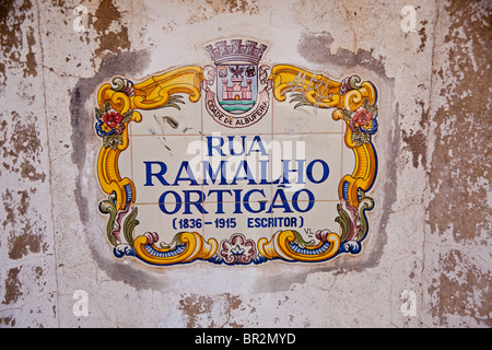 Une ancienne plaque de rue dans la région de Praia da Oura Portugal Banque D'Images