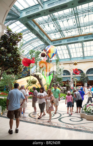 Les personnes bénéficiant de la véranda et du jardin botanique, l'hôtel Bellagio, Las Vegas USA Banque D'Images