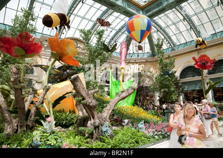 Les personnes bénéficiant de la véranda et du jardin botanique, l'hôtel Bellagio, Las Vegas USA Banque D'Images