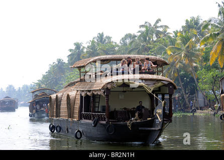 Péniche sur les Backwaters du Kerala, l'exécution, les jeunes voyageurs, l'Inde Banque D'Images