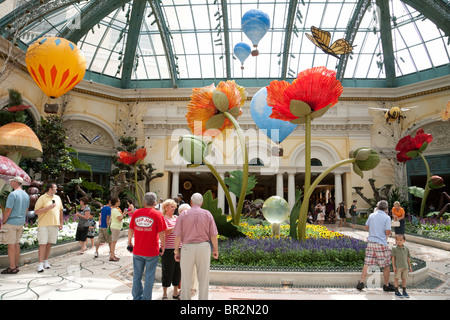 Les personnes bénéficiant de la véranda et du jardin botanique, l'hôtel Bellagio, Las Vegas USA Banque D'Images