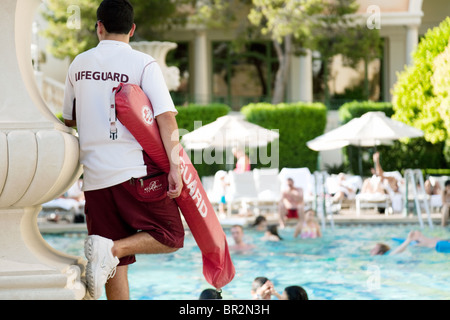 Hôtel lifeguard, la piscine de l'hôtel Bellagio, Las Vegas USA Banque D'Images