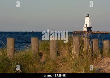 Phare blanc et piquets en bois de rangée dans le paysage de ciel bleu de plage de sable hors horizon personne Lac Michigan à MI aux États-Unis Grands Lacs haute résolution Banque D'Images