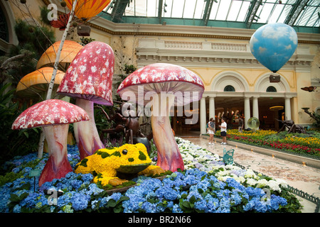 Les personnes bénéficiant de la véranda et du jardin botanique, l'hôtel Bellagio, Las Vegas USA Banque D'Images