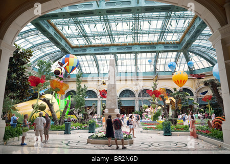 Les personnes bénéficiant de la véranda et du jardin botanique, l'hôtel Bellagio, Las Vegas USA Banque D'Images