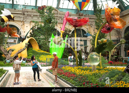 Les personnes bénéficiant de la véranda et du jardin botanique, l'hôtel Bellagio, Las Vegas USA Banque D'Images