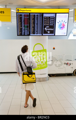 Un passager à bord, à l'étage des départs départs, South Terminal, Gatwick Airport UK Banque D'Images