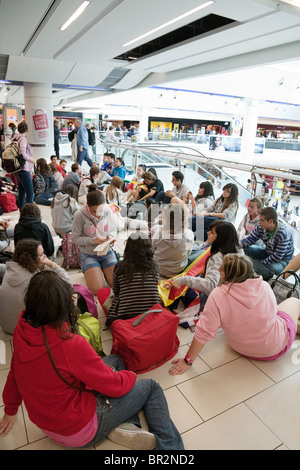 Groupe Scolaire aéroport ; une foule d'étudiants sur un voyage scolaire en attente dans les départs, South Terminal, Gatwick Airport, Royaume-Uni Banque D'Images