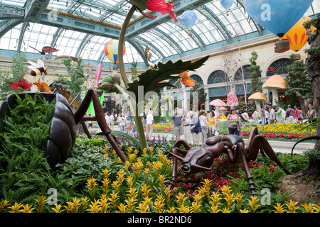 Les personnes bénéficiant de la véranda et du jardin botanique, l'hôtel Bellagio, Las Vegas USA Banque D'Images