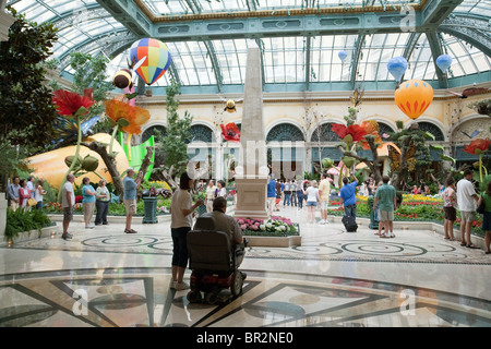 Les personnes bénéficiant de la véranda et du jardin botanique, l'hôtel Bellagio, Las Vegas USA Banque D'Images