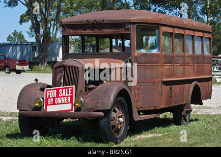 La vieille voiture américaine rouillée à vendre par le propriétaire garé à l'extérieur rouiller vieux véhicules photos personne personne aucun aux États-Unis horizontal haute résolution Banque D'Images