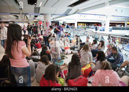 Groupe Scolaire aéroport ; une foule d'étudiants sur un voyage scolaire en attente dans les départs, South Terminal, Gatwick Airport, Royaume-Uni Banque D'Images