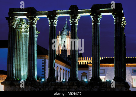 Portugal, Alentejo : Vue nocturne du temple romain d'Évora Banque D'Images