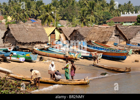 Bateaux de pêche sur la plage, zone côtière de Vizhinjam, Trivandrum, Kerala, Inde Banque D'Images