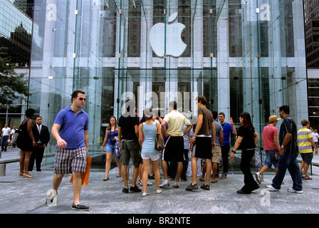 New York groupe de personnes à l'extérieur de l'Apple Store de la Cinquième Avenue USA Banque D'Images