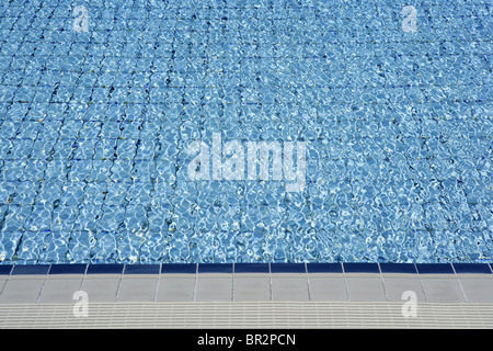 Les vagues bleues de l'eau de piscine d'été du point de vue historique Banque D'Images