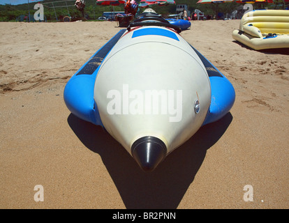 Embarcations gonflables est situé sur une plage de sable fin. Ce type de bateau est également appelé banana boat. Banque D'Images