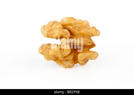 La moitié de noix crues décortiquées sur fond blanc Banque D'Images