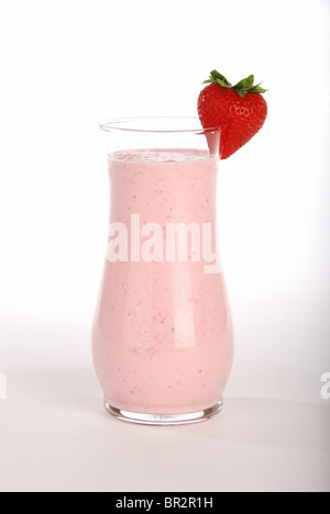 Lait frappé aux fraises avec fond blanc Banque D'Images