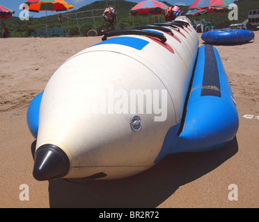 Embarcations gonflables est situé sur une plage de sable fin. Ce type de bateau est également appelé banana boat. Banque D'Images