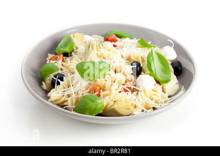 Bol de pâtes et poulet sur fond blanc. Banque D'Images