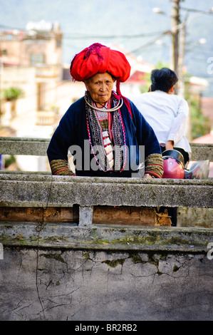 Femme dao rouge vietnamien dans SAPA, Vietnam Banque D'Images