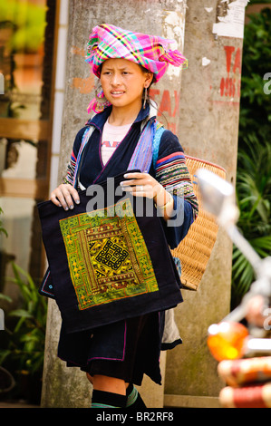 Jeune femme hmong noirs vietnamiens à Sapa, Vietnam Banque D'Images