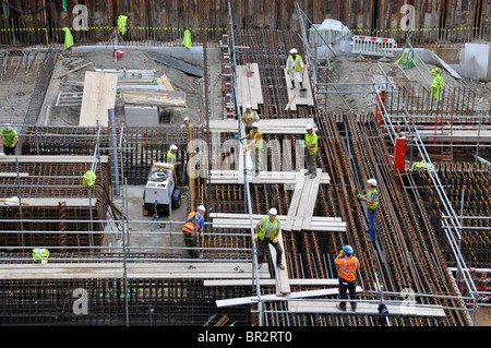 Site de construction du bâtiment avec vue aérienne à la gare de Canary Wharf Pour les nouveaux services Crossrail East London Docklands Tower Hamlets Angleterre ROYAUME-UNI Banque D'Images