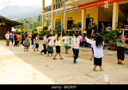 Les enfants jouent à l'extérieur de l'école à Sapa, Vietnam Banque D'Images