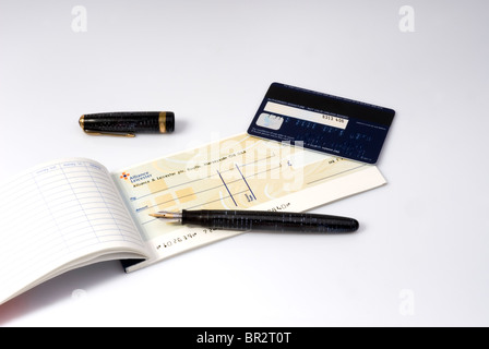 Stylo et carnet de chèques carte bancaire Banque D'Images