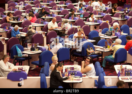 Mecca Bingo Bingo UK company. Les gens jouent au bingo à Catford salle de bingo, Londres, Royaume-Uni. Photo:Jeff Gilbert Banque D'Images