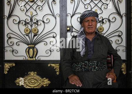 Un homme portant un vêtement traditionnel kurde dans la ville d'Erbil arbil irbil, aussi orthographié ou la capitale de la région du Kurdistan dans le nord de l'Iraq. Banque D'Images