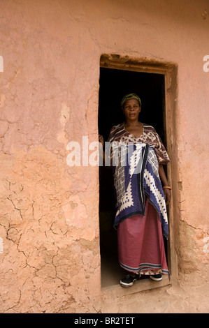 Femme dans sa maison de terre, de l'ouest des montagnes Usambara, Mtae, Tanzanie Banque D'Images