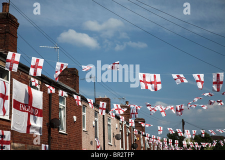 Drapeaux et Banderoles à l'anglais dans une rue pendant la Coupe du Monde Angleterre Derbyshire, Royaume-Uni Banque D'Images