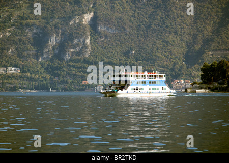 Matin car-ferry traversant le lac de Côme Italie Banque D'Images