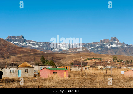 Village à la base de l'amphithéâtre, la montagne du Drakensberg, Afrique du Sud Banque D'Images