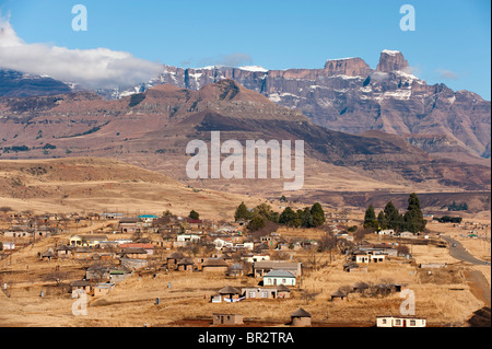 Village à la base de l'amphithéâtre, la montagne du Drakensberg, Afrique du Sud Banque D'Images