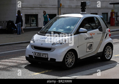 Caméra CCTV d'application de la loi fixée sur le toit de la voiture blanche avec chauffeur au travail patrouillant et réservant les automobilistes à Lambeth Londres Angleterre Banque D'Images