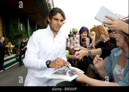 Rafael Nadal (ESP), signe des autographes à l'extérieur de l'avant de la Cour centrale après avoir remporté le Championnat de Tennis de Wimbledon 2010 Banque D'Images