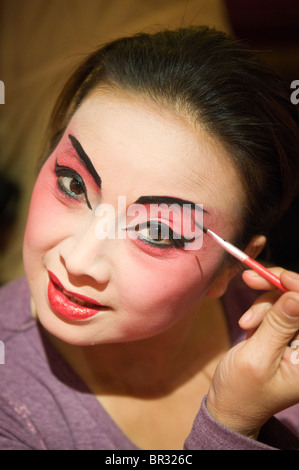 L'actrice d'opéra du Sichuan le maquillage s'applique avant de procéder à l'Shufenyayuan Tea House, Chengdu, province du Sichuan, Chine Banque D'Images