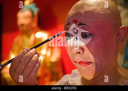 Acteur de l'opéra de Sichuan maquillage s'applique avant d'effectuer à Shufenyayuan Tea House, Chengdu, province du Sichuan, Chine Banque D'Images