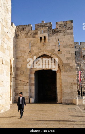 En juif orthodoxe par l'entrée latérale de la porte de Jaffa, Jérusalem, Israël, Moyen-Orient, l'Orient Banque D'Images