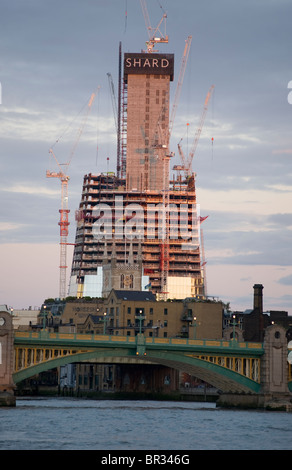 Le fragment. Un nouveau bâtiment à proximité de la zone du pont de Londres de Londres, juste au sud de la Tamise. En construction. Banque D'Images