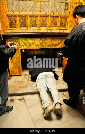 Christian pèlerins à la grotte de la naissance dans la chapelle de la Nativité du Christ à Bethléem, Cisjordanie, Israël, Moyen Orient Banque D'Images