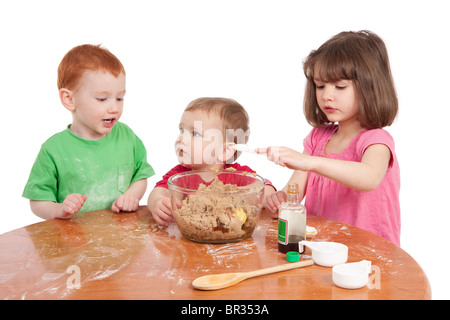 Les enfants la cuisson dans la cuisine. Isolated on white Banque D'Images