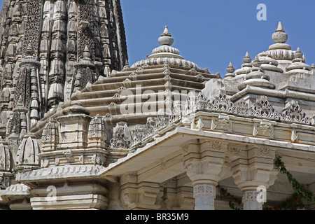 Finement sculptée et sculptées en pierre blanche antique temple Jain de Ranakpur dans le complexe des temples au Rajasthan. Banque D'Images