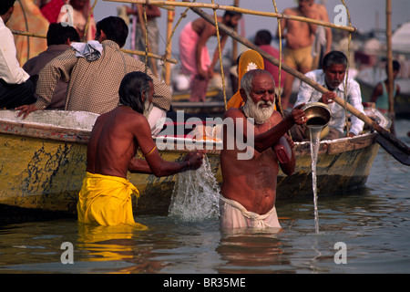 Inde, Uttar Pradesh, Allahabad, Sangam, les gens se baignent au confluent des rivières Gange et Yamuna Banque D'Images