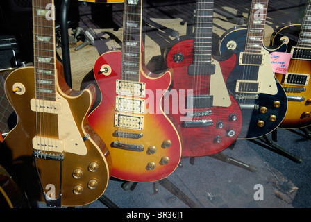 'Les Paul' guitares électriques en vitrine Banque D'Images